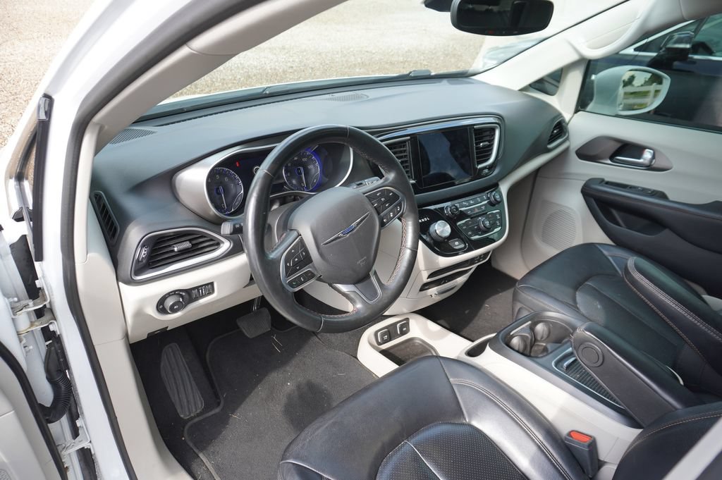 Used 2020 Chrysler Pacifica Touring-L Plus w/ Tire & Wheel Group FWD image 3
