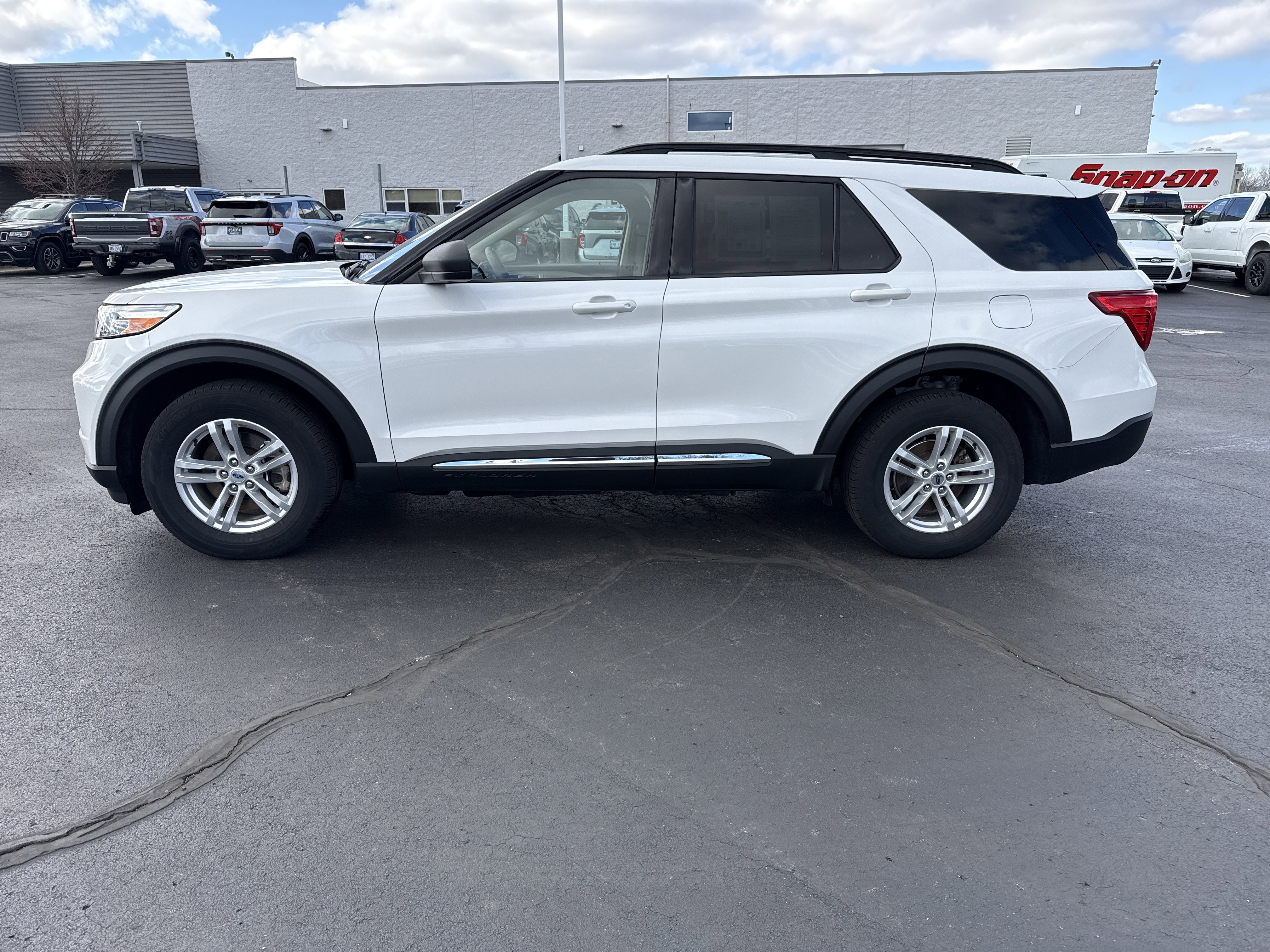 Used 2023 Ford Explorer XLT w/ Equipment Group 202A image 3
