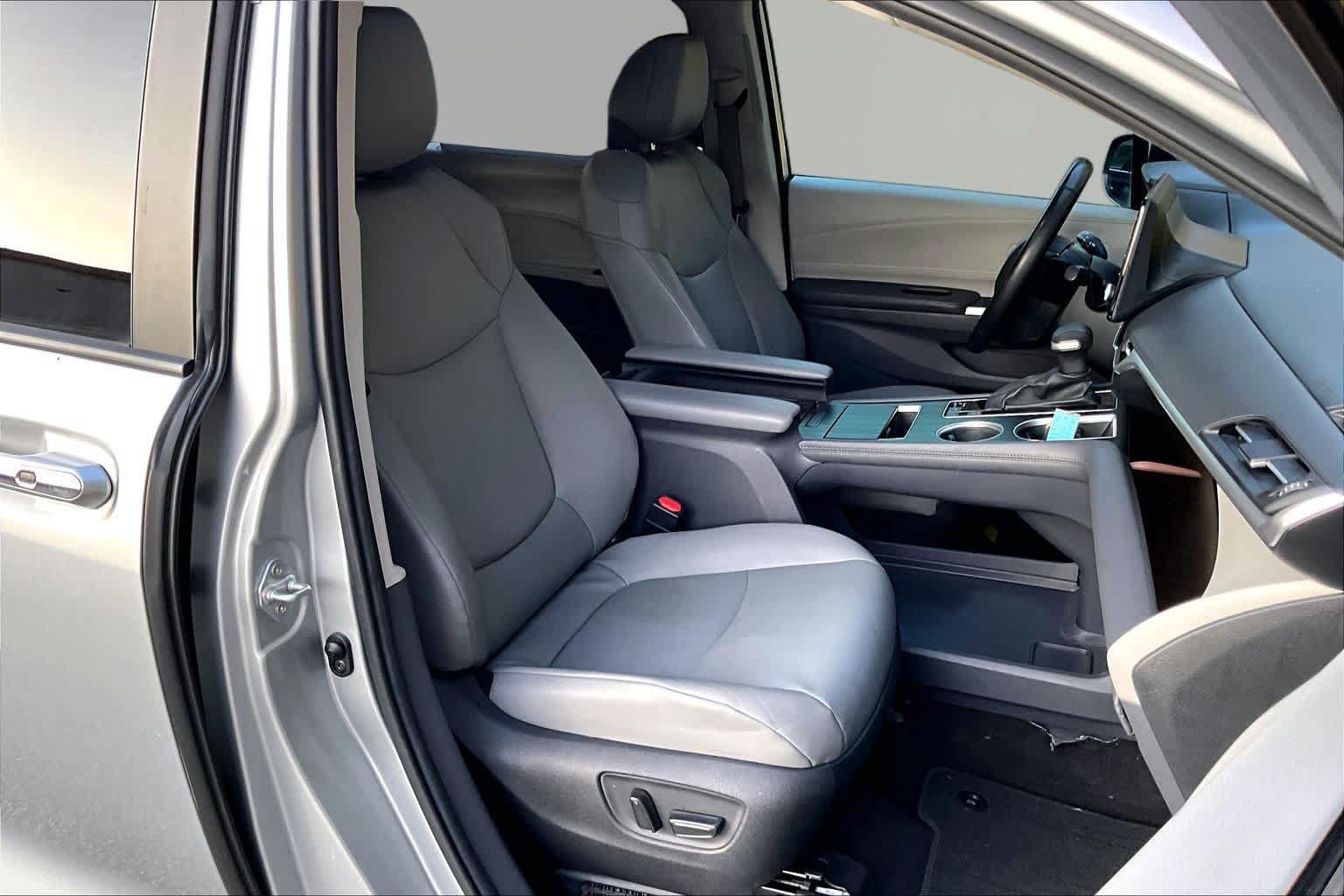 Certified 2023 Toyota Sienna XLE FWD image 9