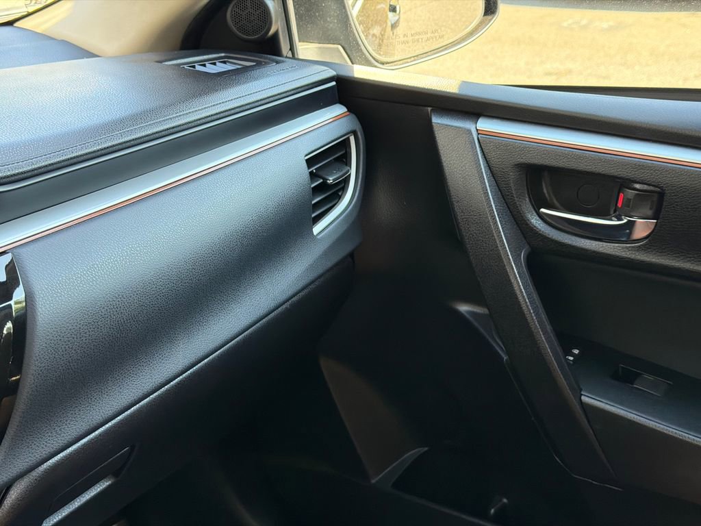 Used 2015 Toyota Corolla LE FWD image 28