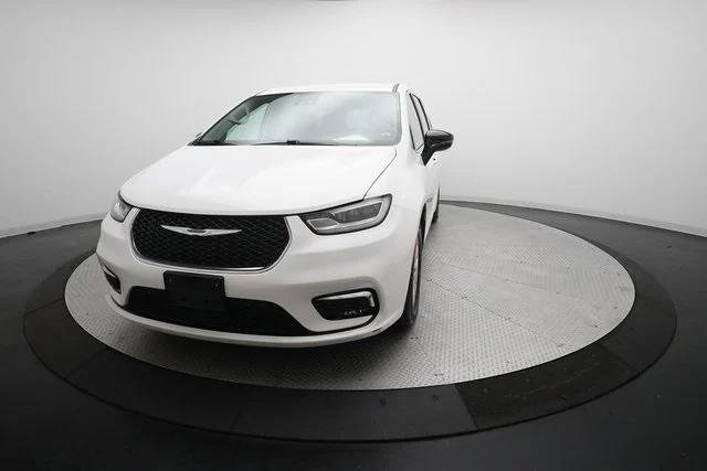 Certified 2024 Chrysler Pacifica Touring-L image 32