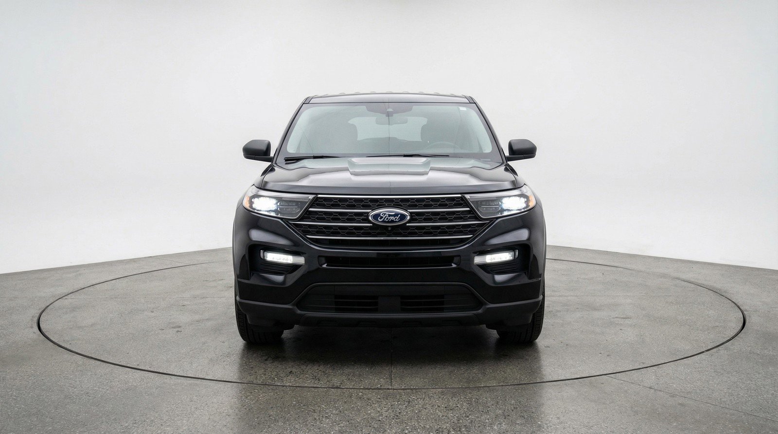 Used 2024 Ford Explorer XLT w/ Equipment Group 202A RWD image 2