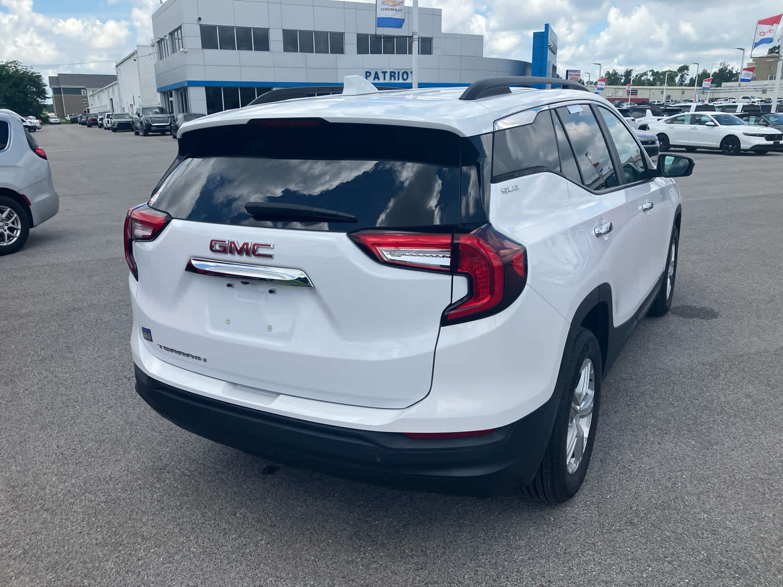 Used 2022 GMC Terrain SLE w/ Driver Convenience Package FWD image 7