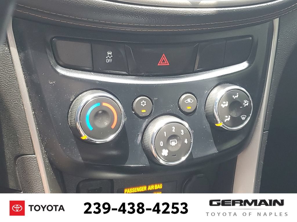 Used 2020 Chevrolet Trax LT w/ Sun & Sound Package FWD image 32