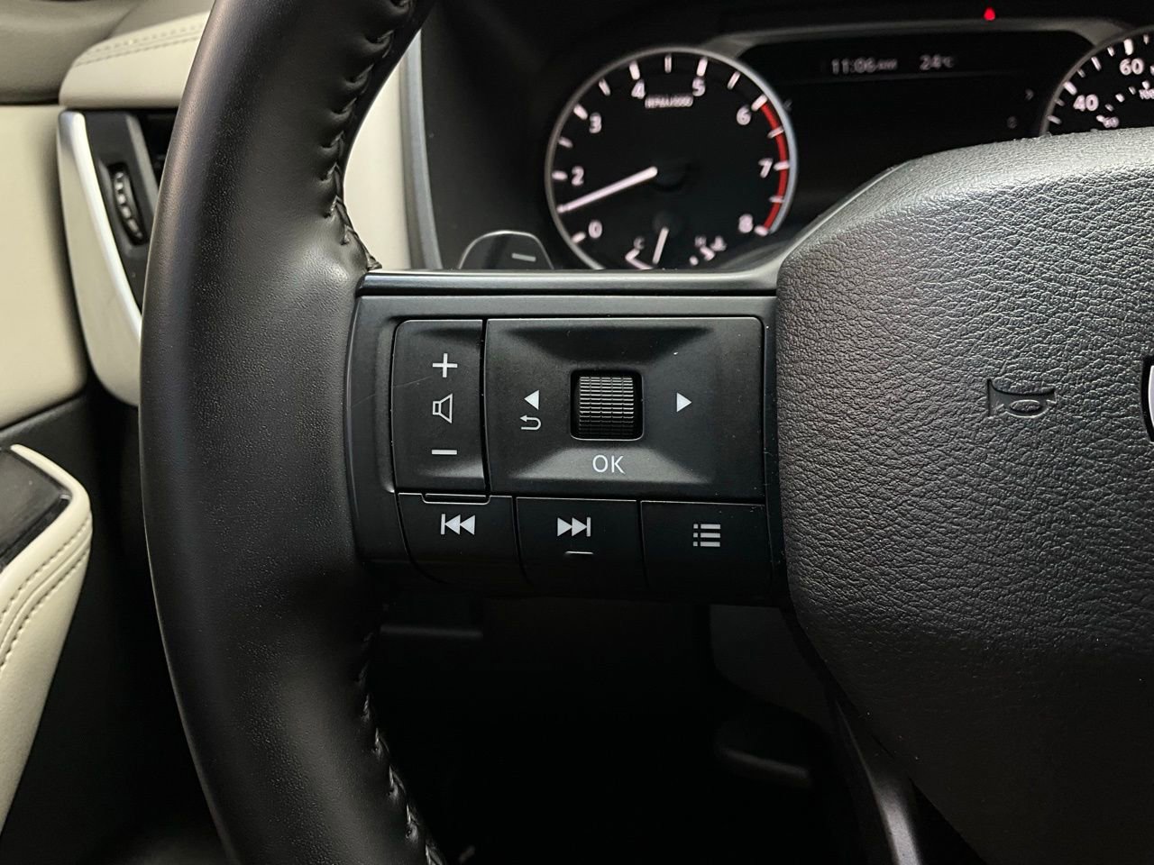 Used 2025 Nissan Rogue SV image 33