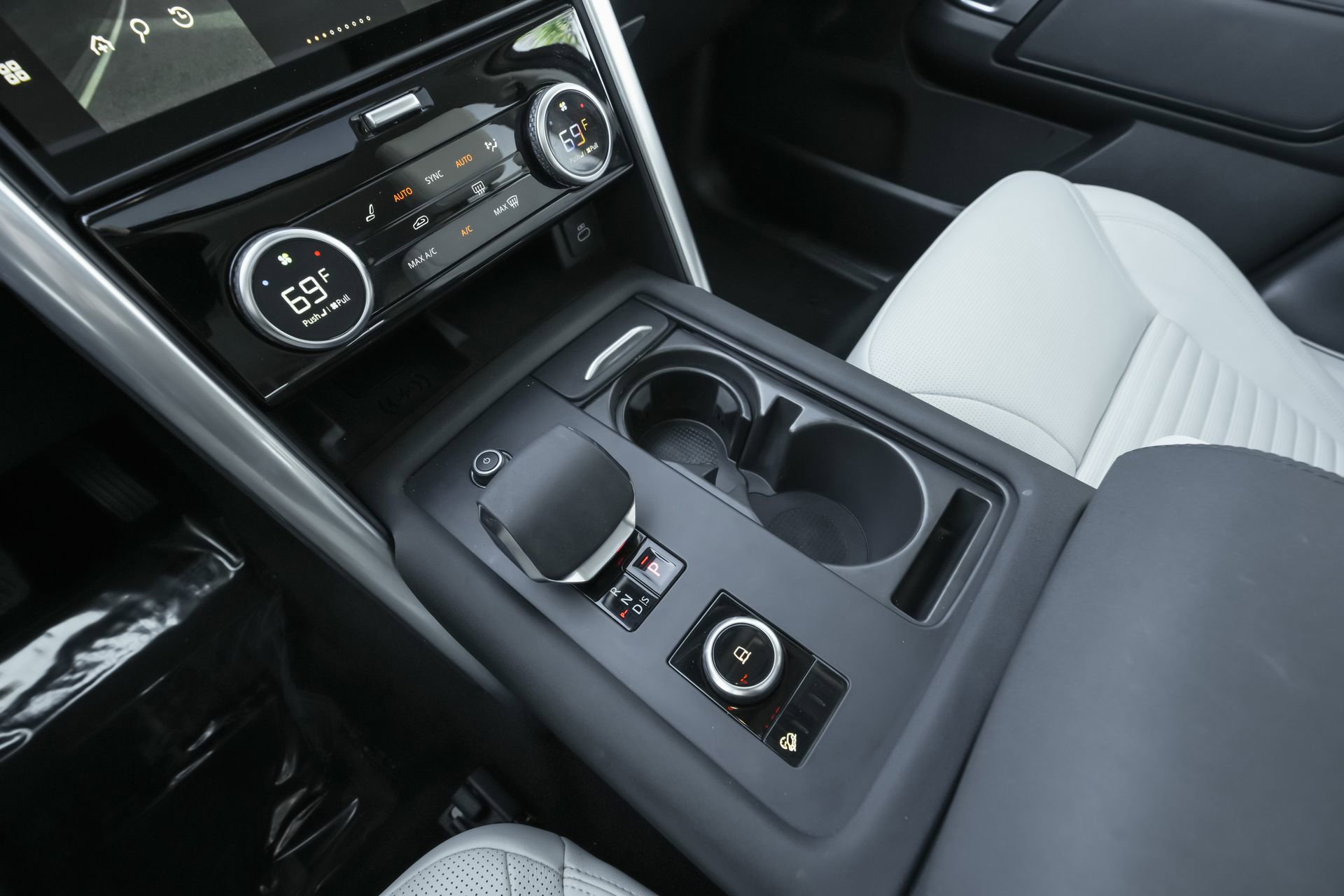 Used 2025 Land Rover Discovery S image 11