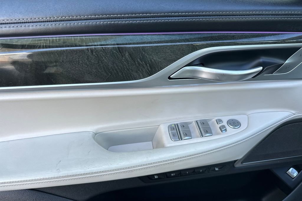 Used 2022 BMW ALPINA B7 xDrive w/ Luxury Rear Seating Package image 10