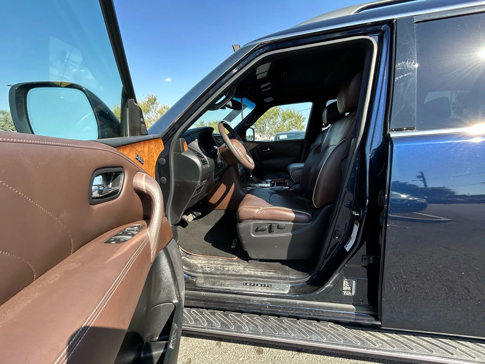 Used 2017 INFINITI QX80 Limited w/ All Season Package image 9