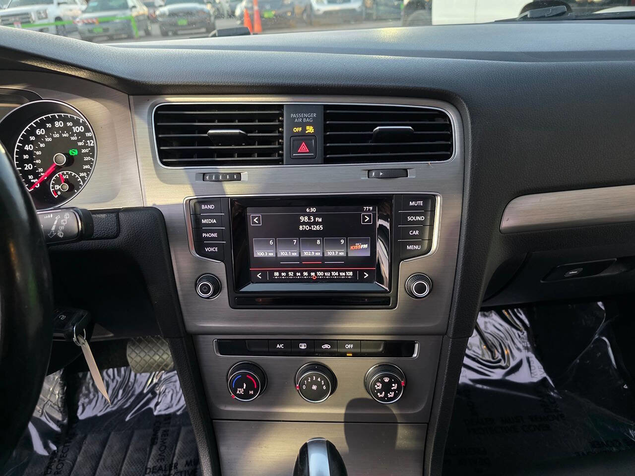 Used 2015 Volkswagen Golf S image 34