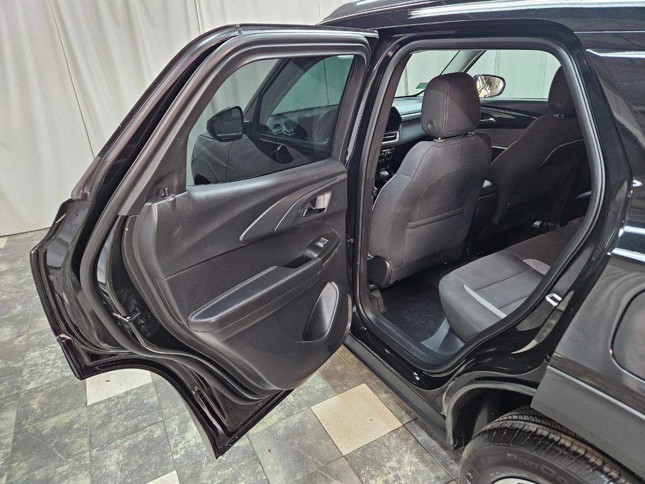 Used 2025 Chevrolet TrailBlazer LT w/ Convenience Package FWD image 11