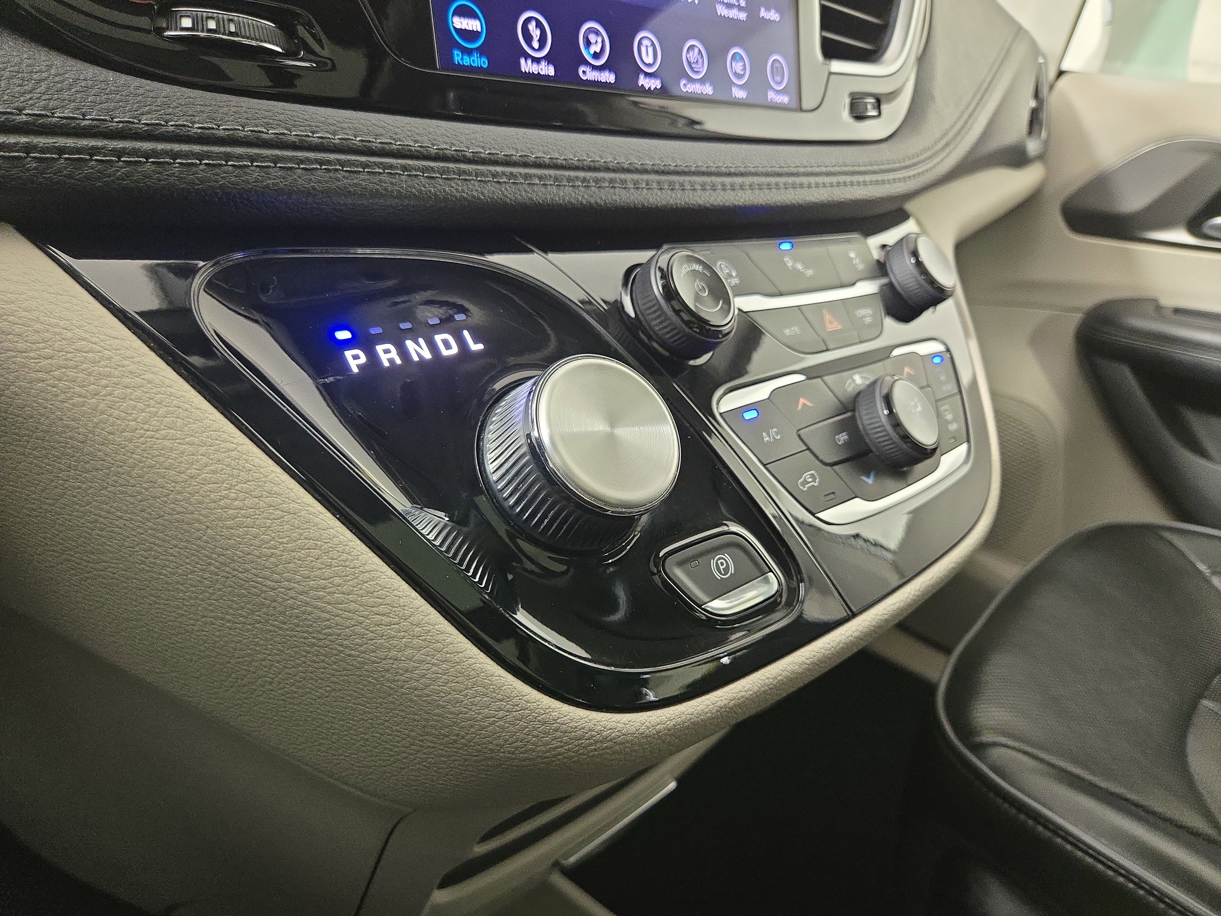 Used 2018 Chrysler Pacifica Limited image 25