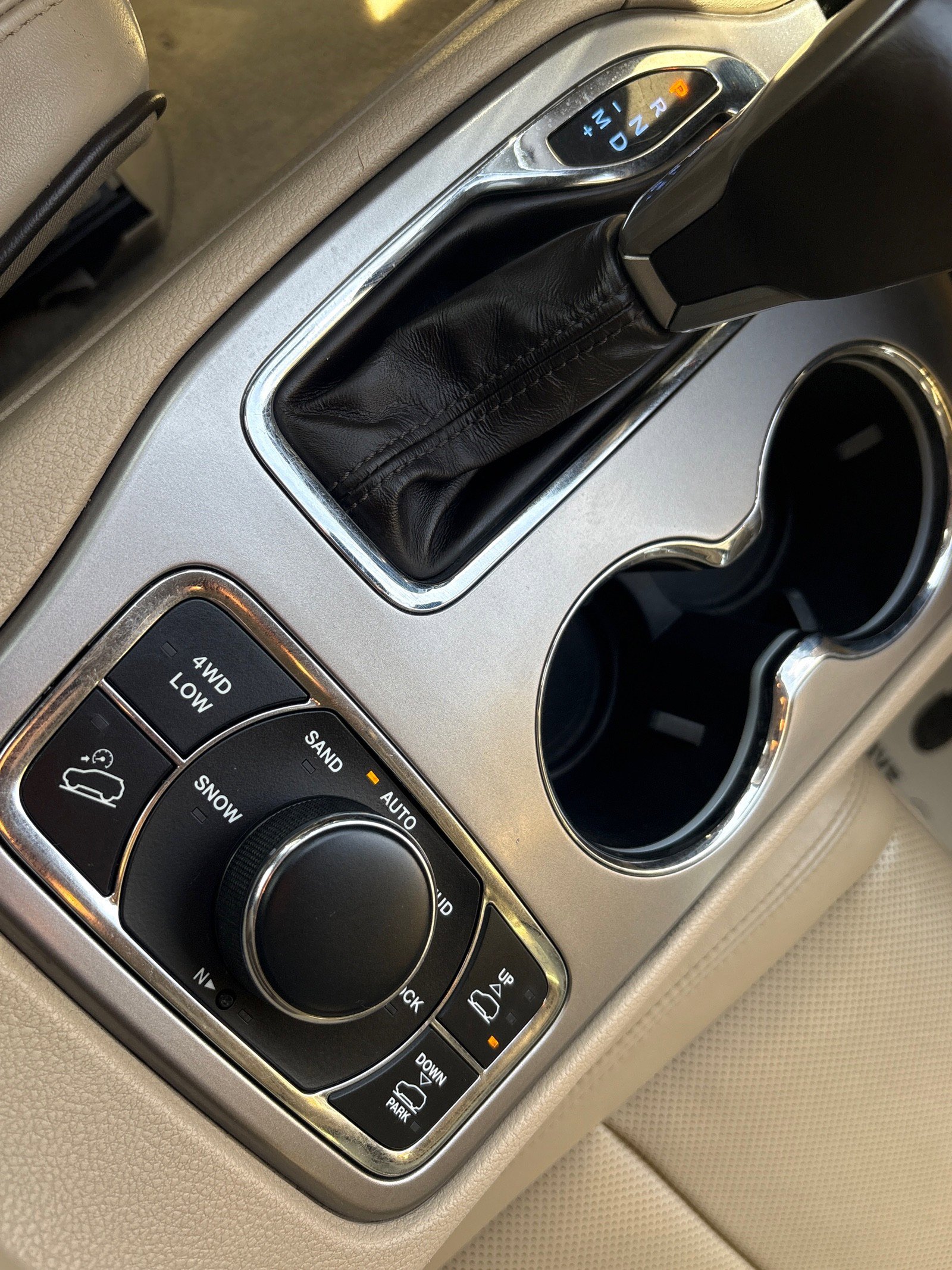 Used 2020 Jeep Grand Cherokee Overland image 24