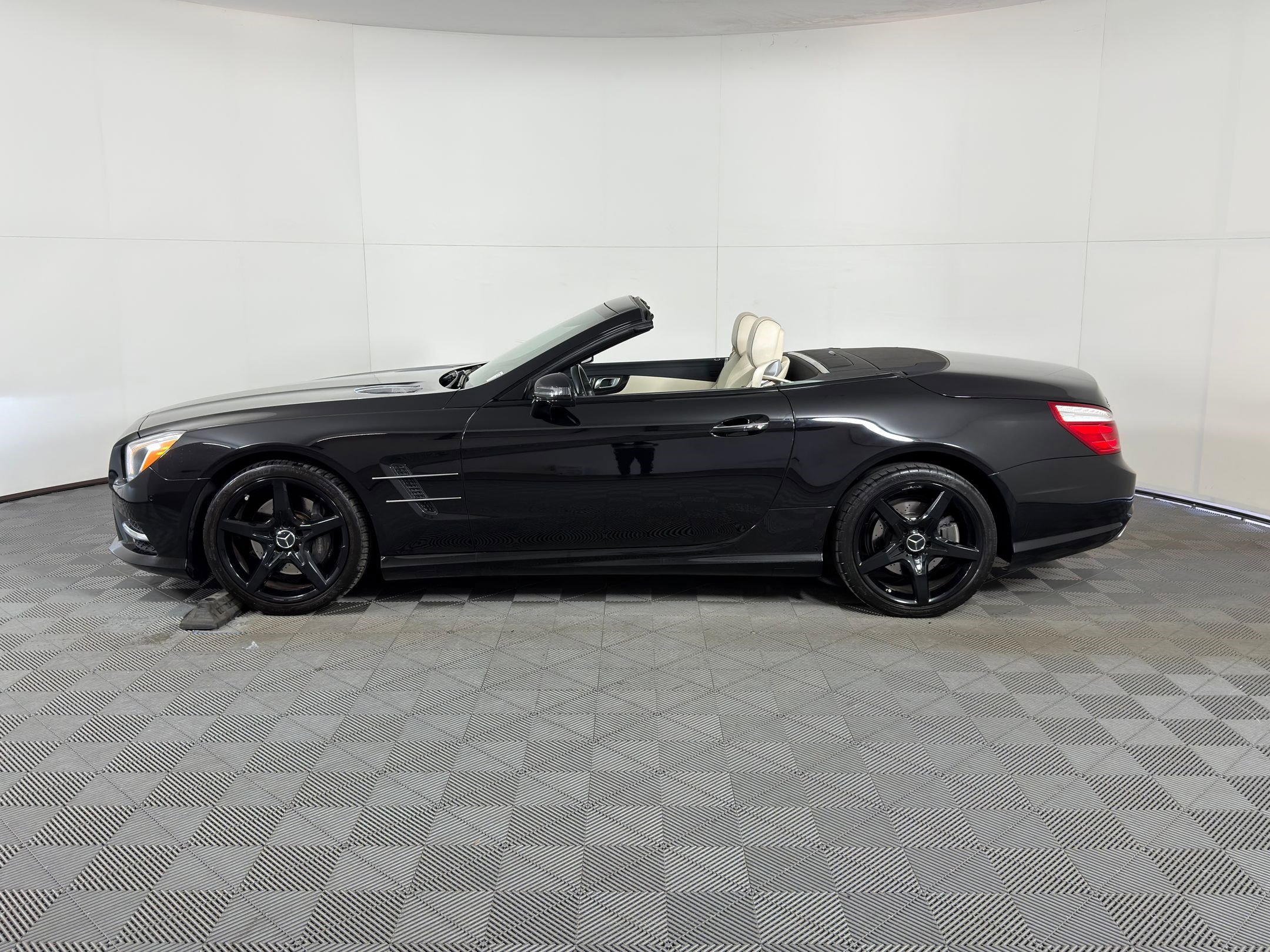 Used 2016 Mercedes-Benz SL 400 image 2
