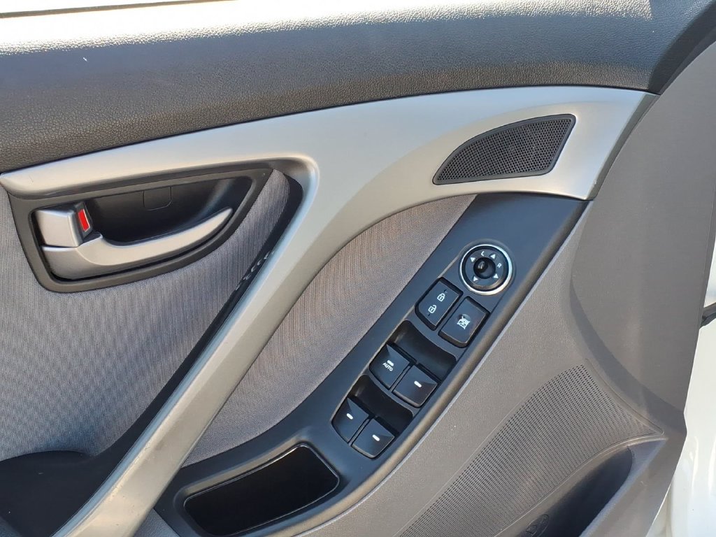 Used 2015 Hyundai Elantra SE w/ Option Group 02 FWD image 4