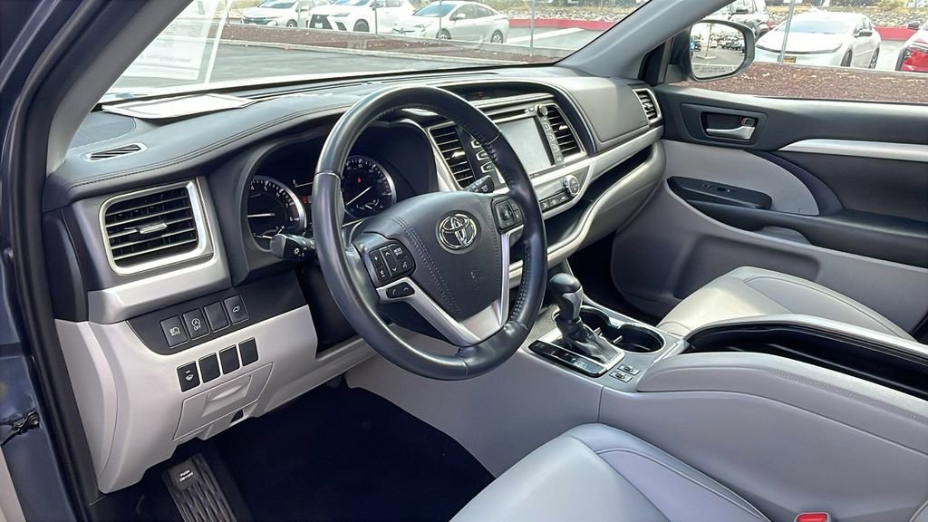 Used 2019 Toyota Highlander XLE w/ Carpet Mat Package (TMS) FWD image 10