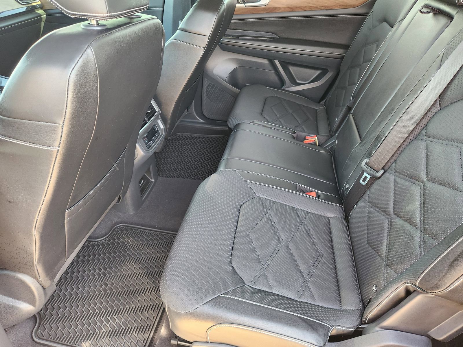 Used 2024 Volkswagen Atlas SE image 28