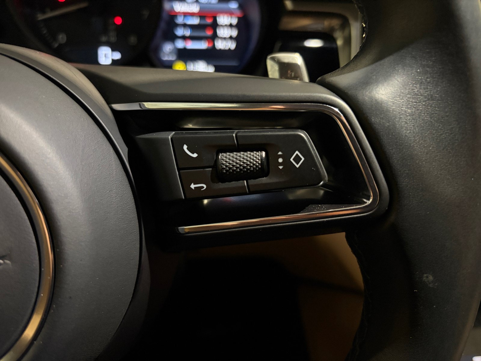 Certified 2023 Porsche Macan Turbo AWD/4WD image 40
