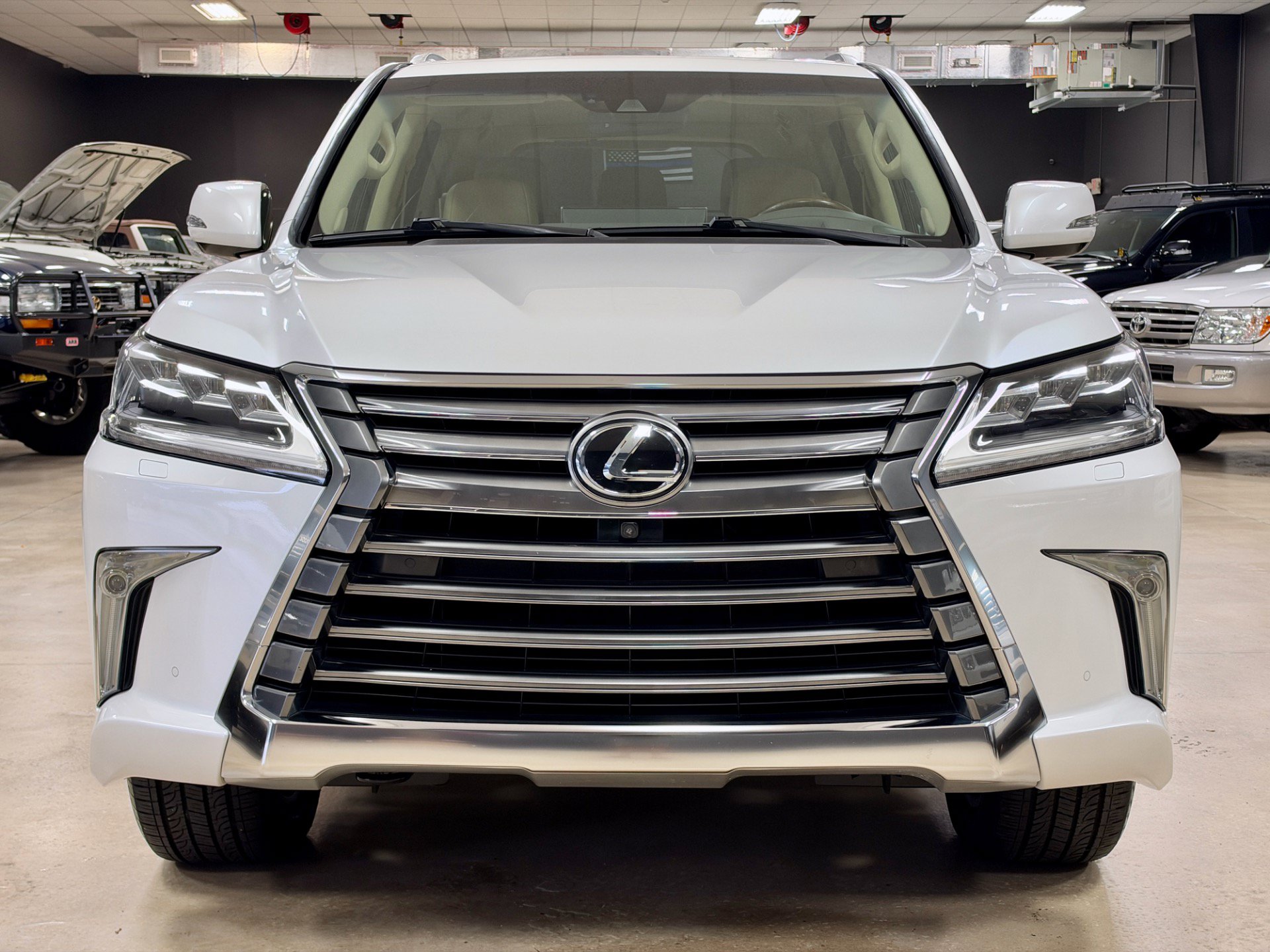 Used 2018 Lexus LX 570 4WD w/ Luxury Package image 3