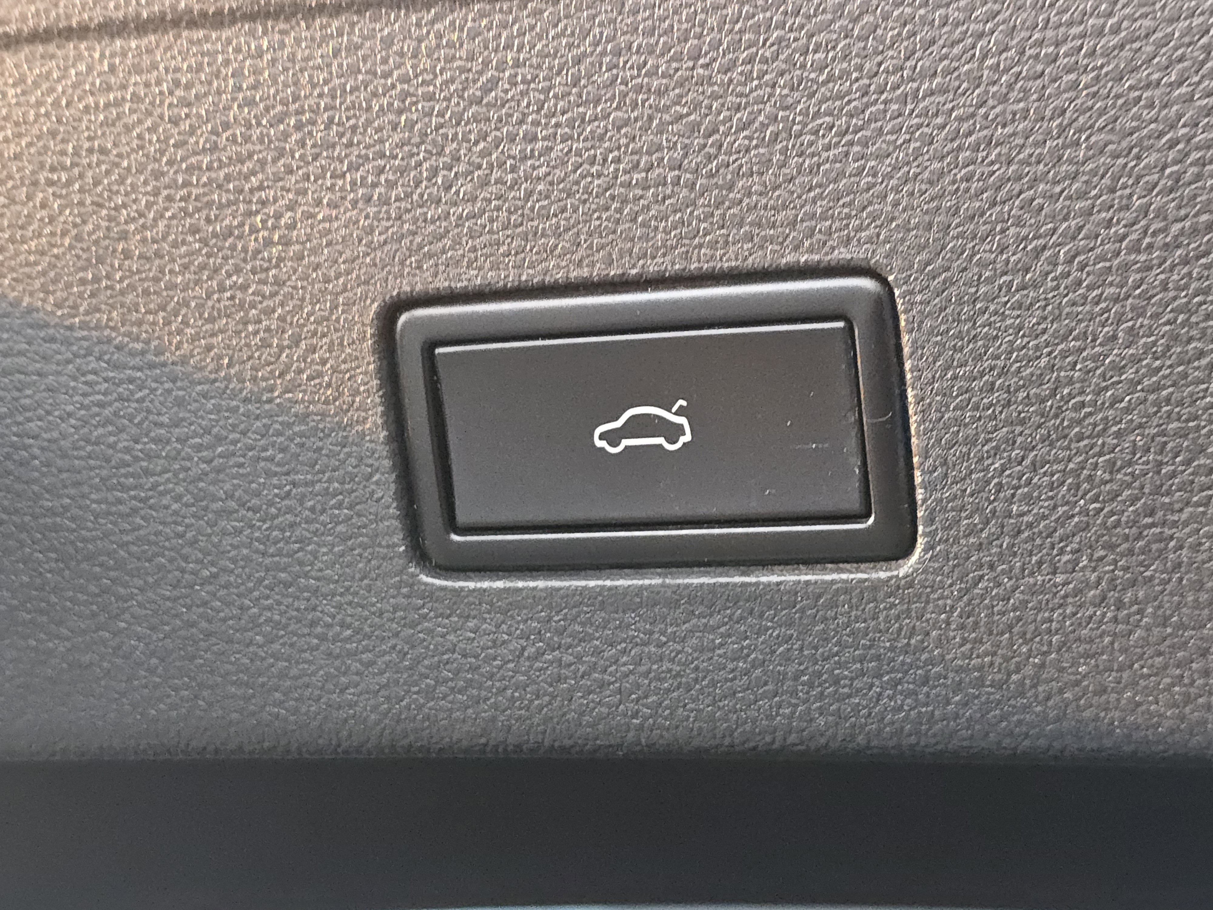 Used 2020 Volkswagen Atlas Cross Sport SE image 28