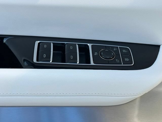 Used 2026 Cadillac Vistiq Luxury w/ LPO, Floor Liner Package AWD/4WD image 22