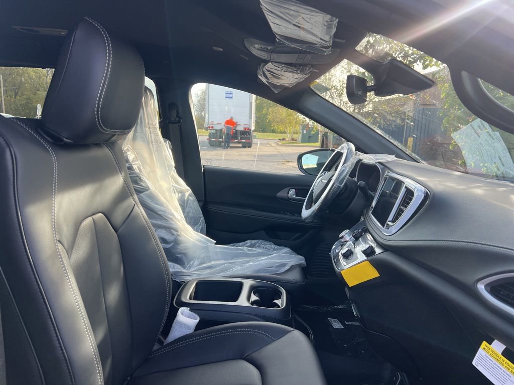 New 2026 Chrysler Pacifica Select image 42