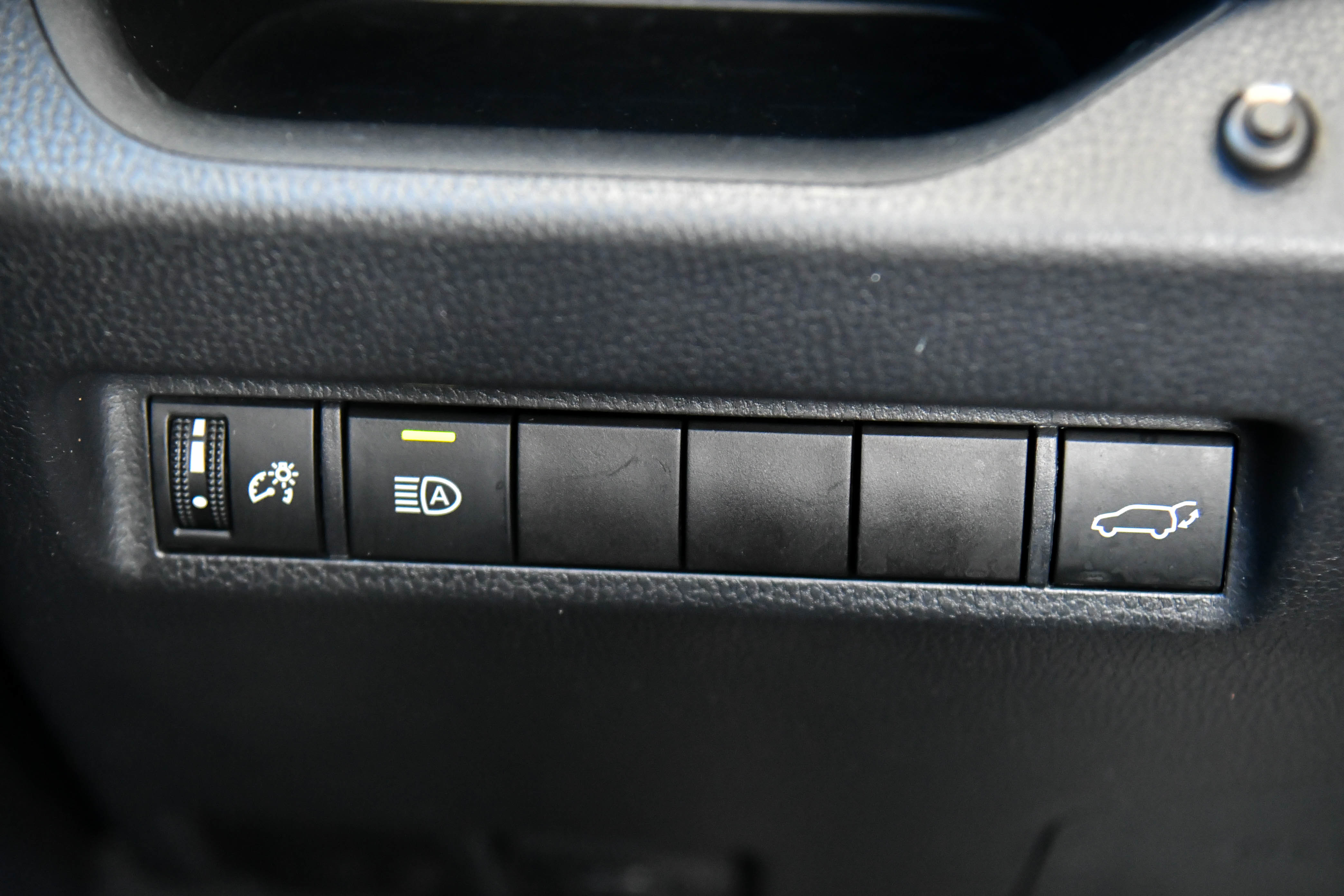 Used 2020 Toyota RAV4 XLE Premium FWD image 31