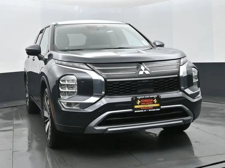 Used 2025 Mitsubishi Outlander SE image 3