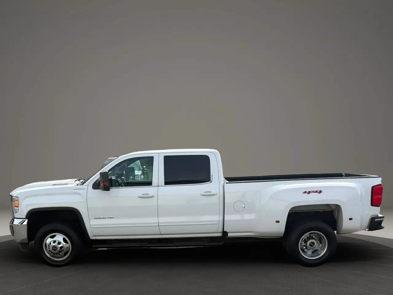 Used 2019 GMC Sierra 3500 SLE w/ SLE Preferred Package AWD/4WD image 2
