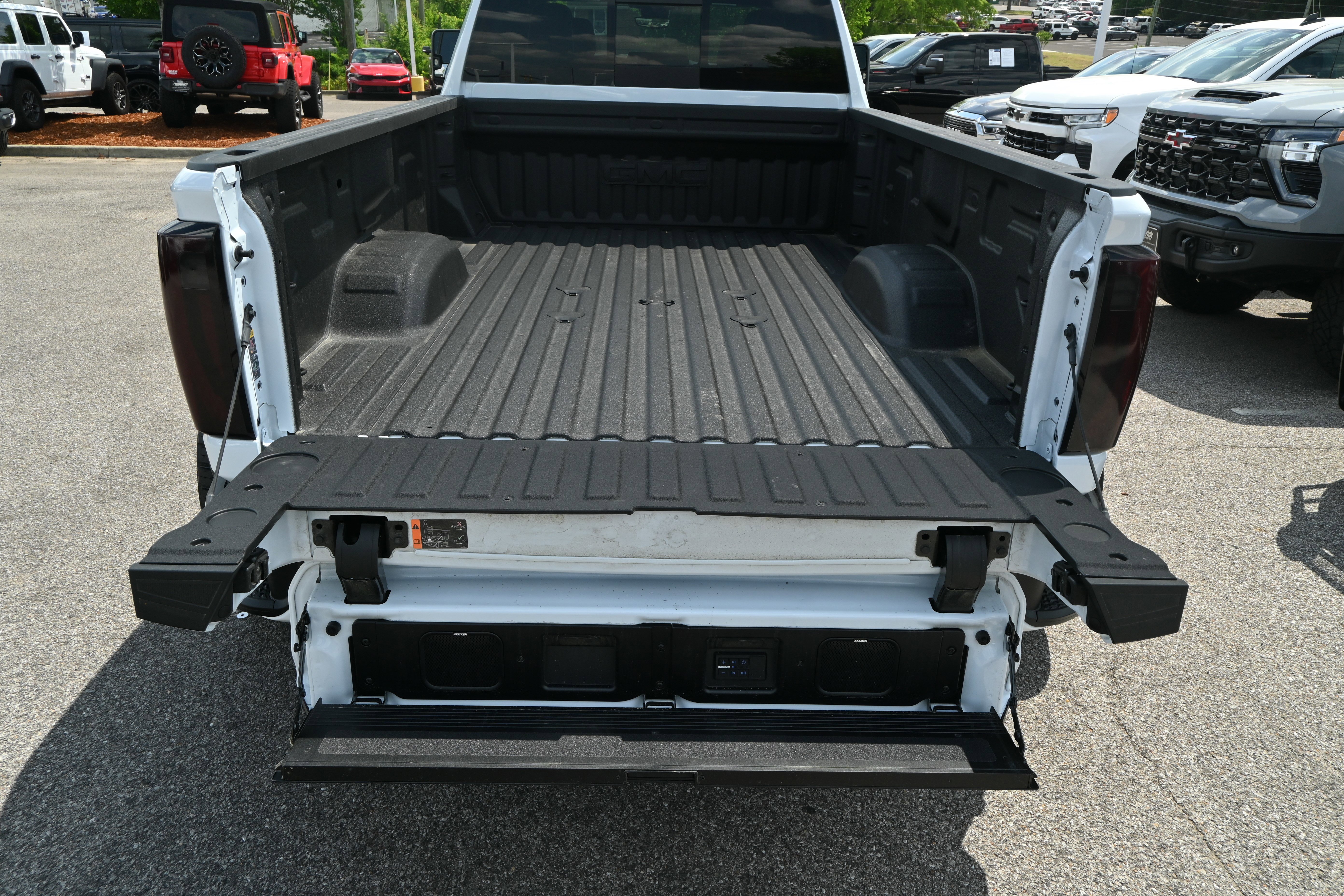 Used 2026 GMC Sierra 3500 Denali Ultimate w/ LPO, Black Badging Package AWD/4WD image 35