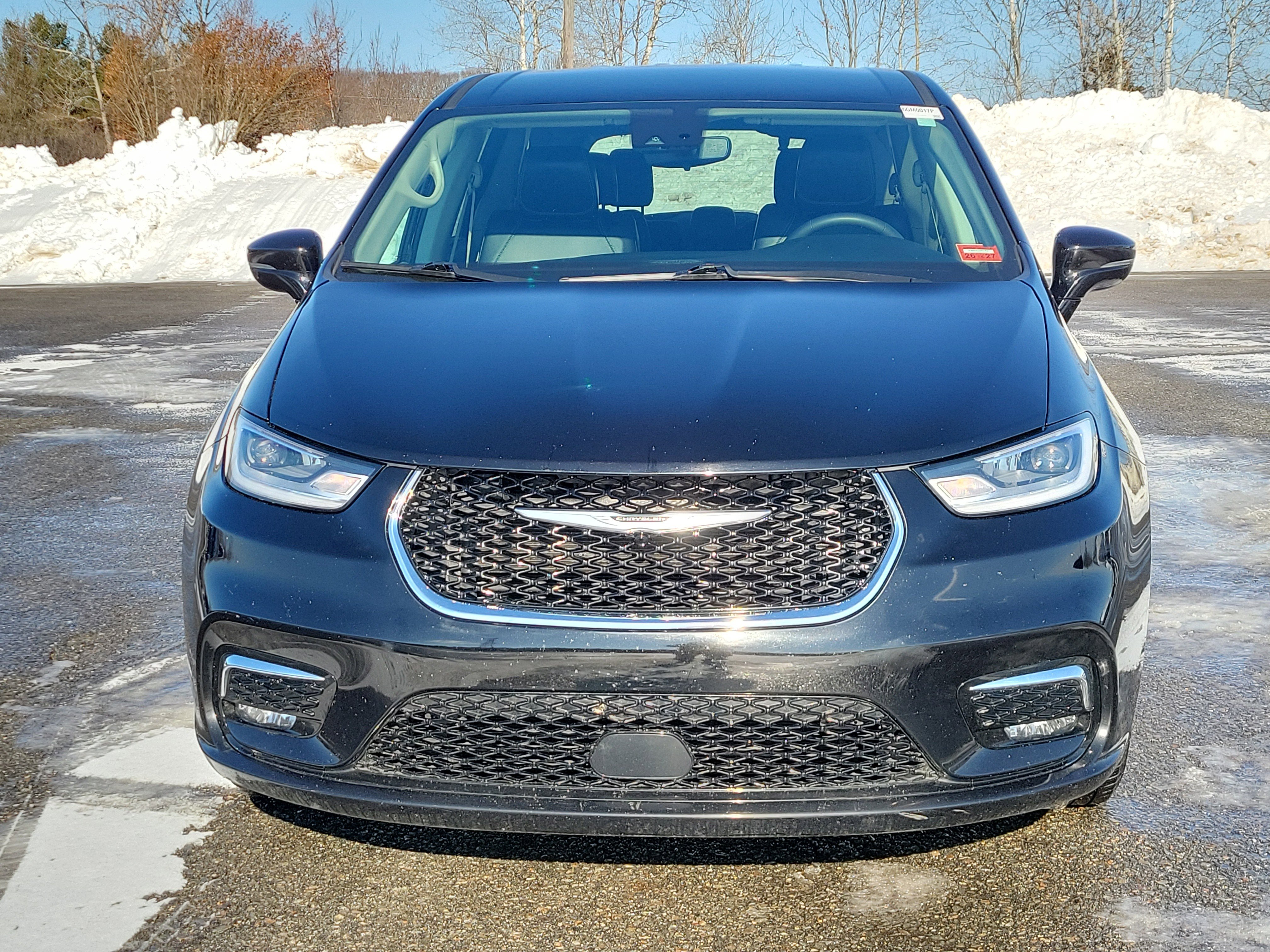 Used 2024 Chrysler Pacifica Touring-L image 2