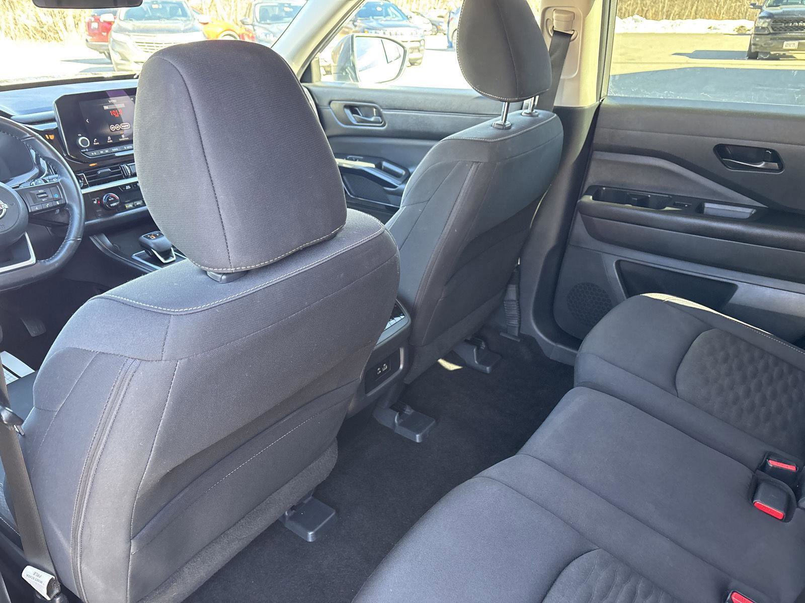 Used 2025 Nissan Pathfinder SV image 18