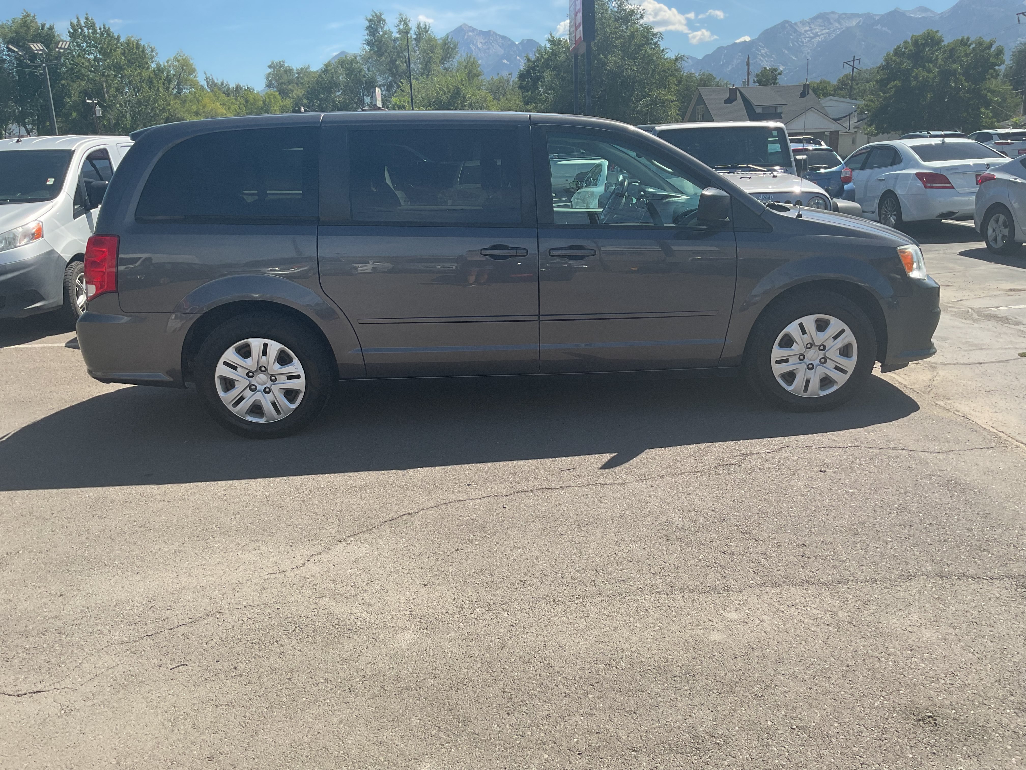 Used 2017 Dodge Grand Caravan SE w/ UConnect Hands-Free Group FWD image 4