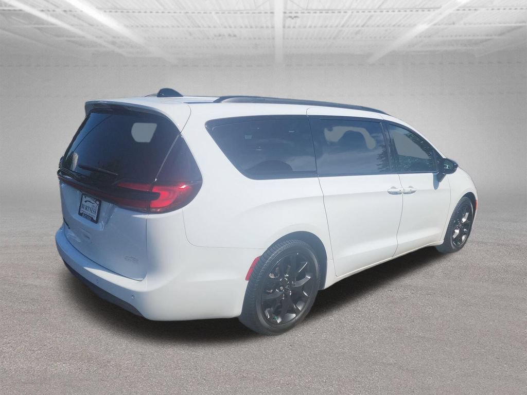 Used 2023 Chrysler Pacifica Touring-L w/ S Appearance Package FWD image 6