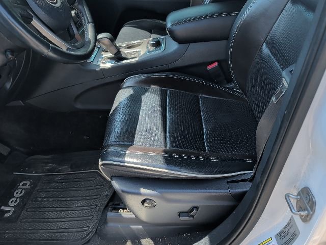 Used 2017 Jeep Grand Cherokee Overland AWD/4WD image 15