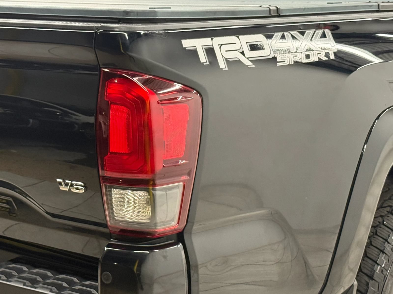 Used 2018 Toyota Tacoma TRD Sport AWD/4WD image 10