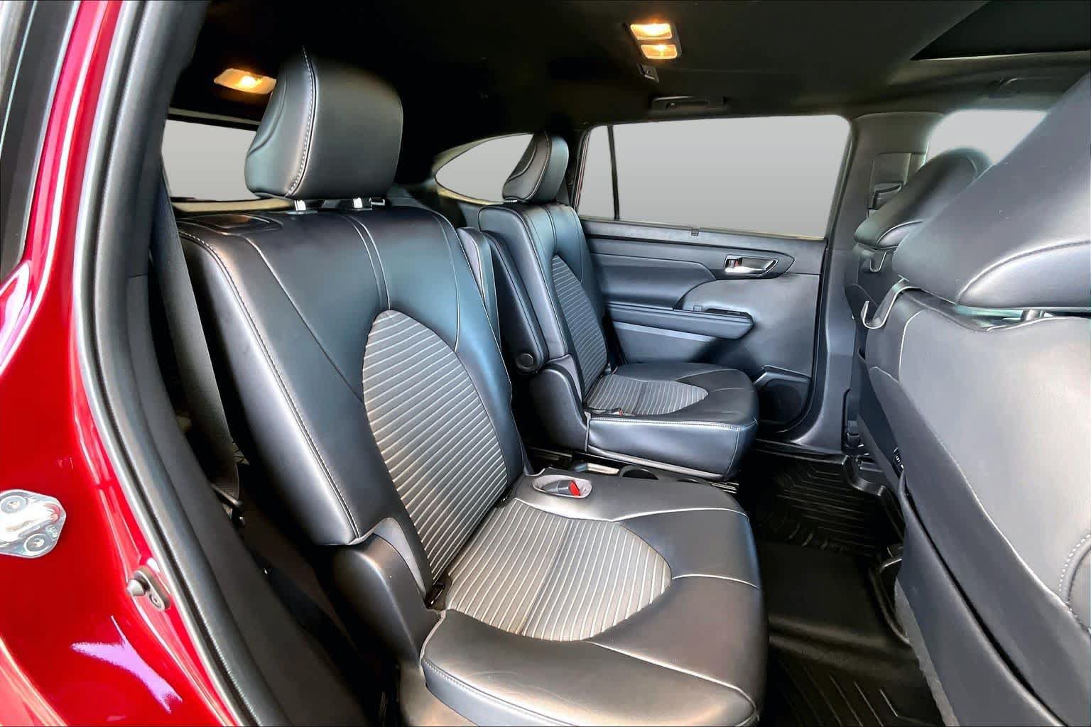 Used 2022 Toyota Highlander XSE FWD image 21