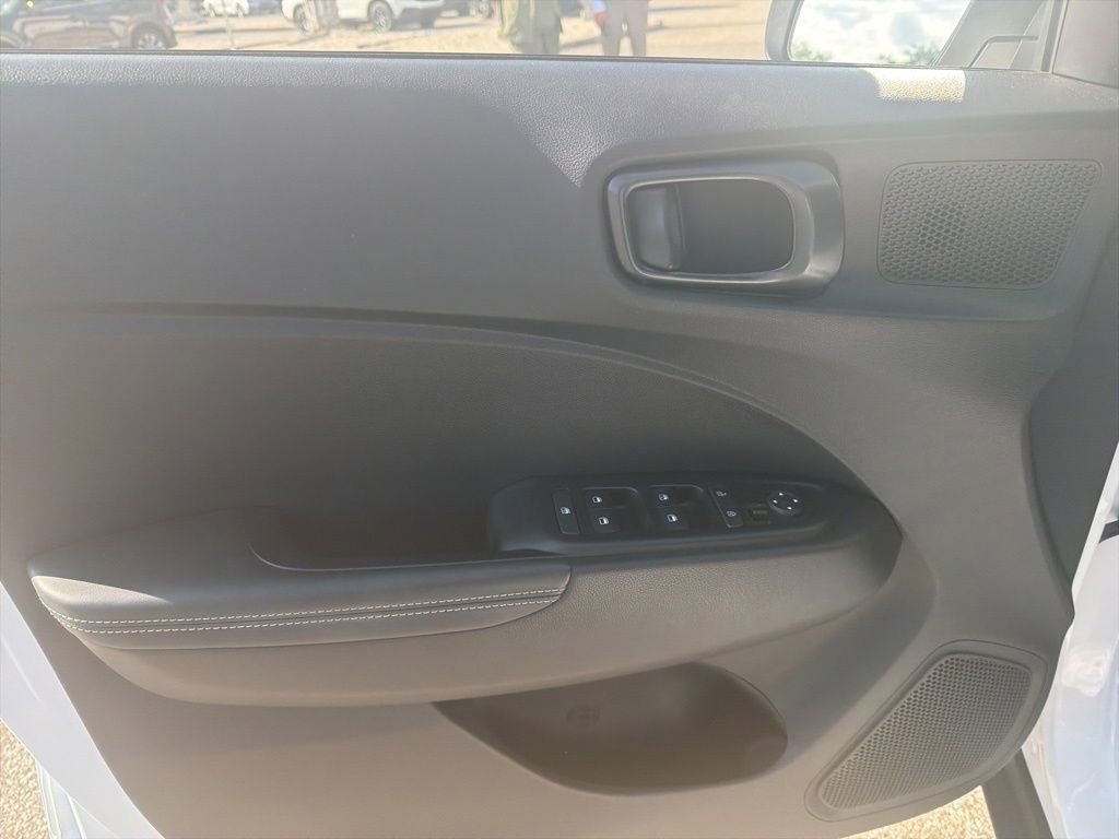 Used 2025 Hyundai Venue Limited FWD image 16