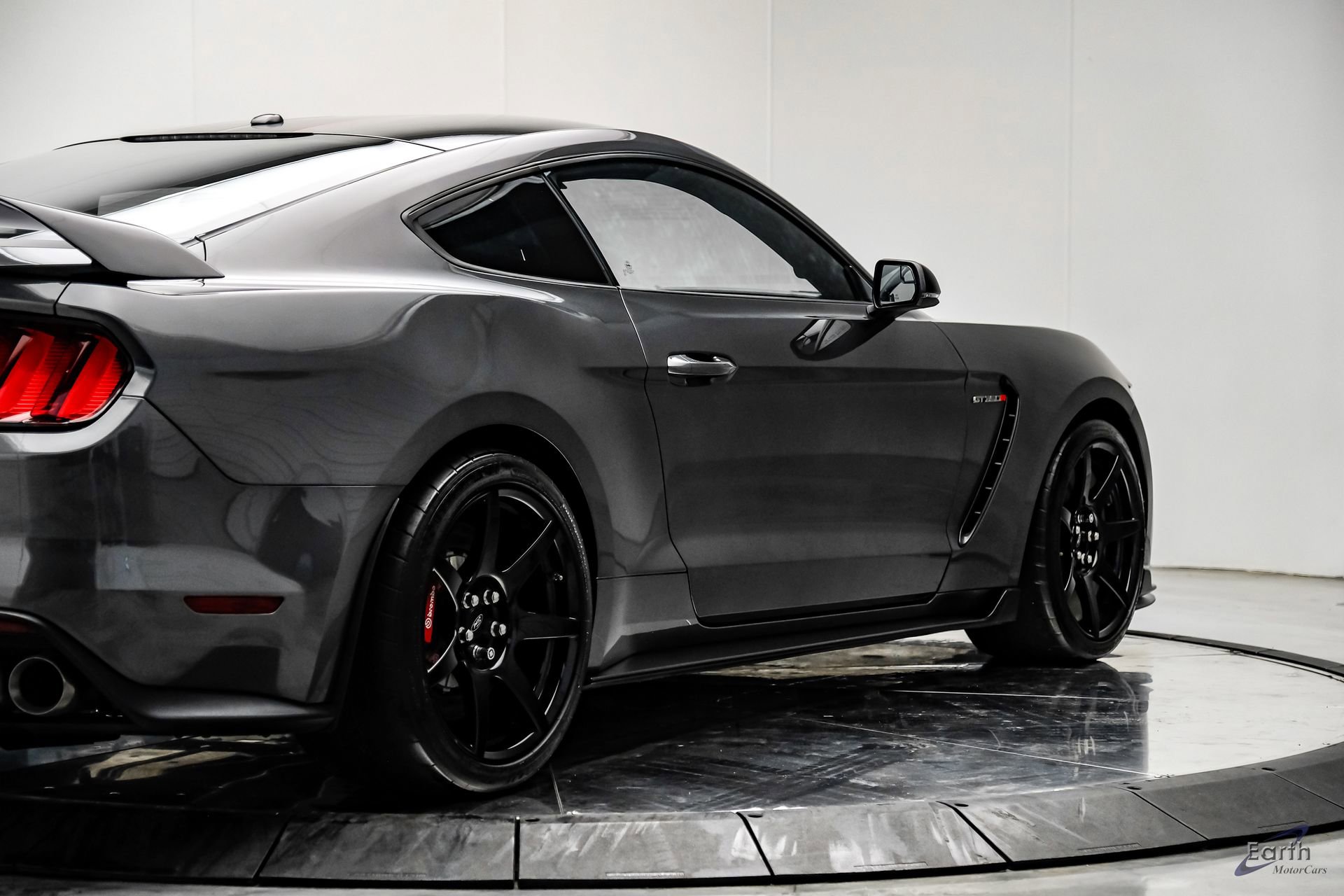 Used 2016 Ford Mustang Shelby GT350R w/ GT350R Equipment Group 920A RWD image 19