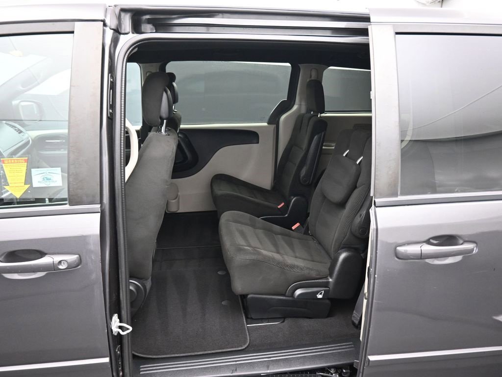 Used 2016 Dodge Grand Caravan SE image 27