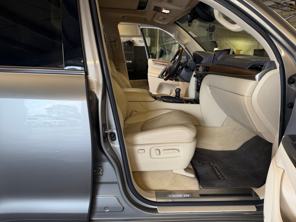 Used 2021 Lexus LX 570 4WD w/ Luxury Package image 32