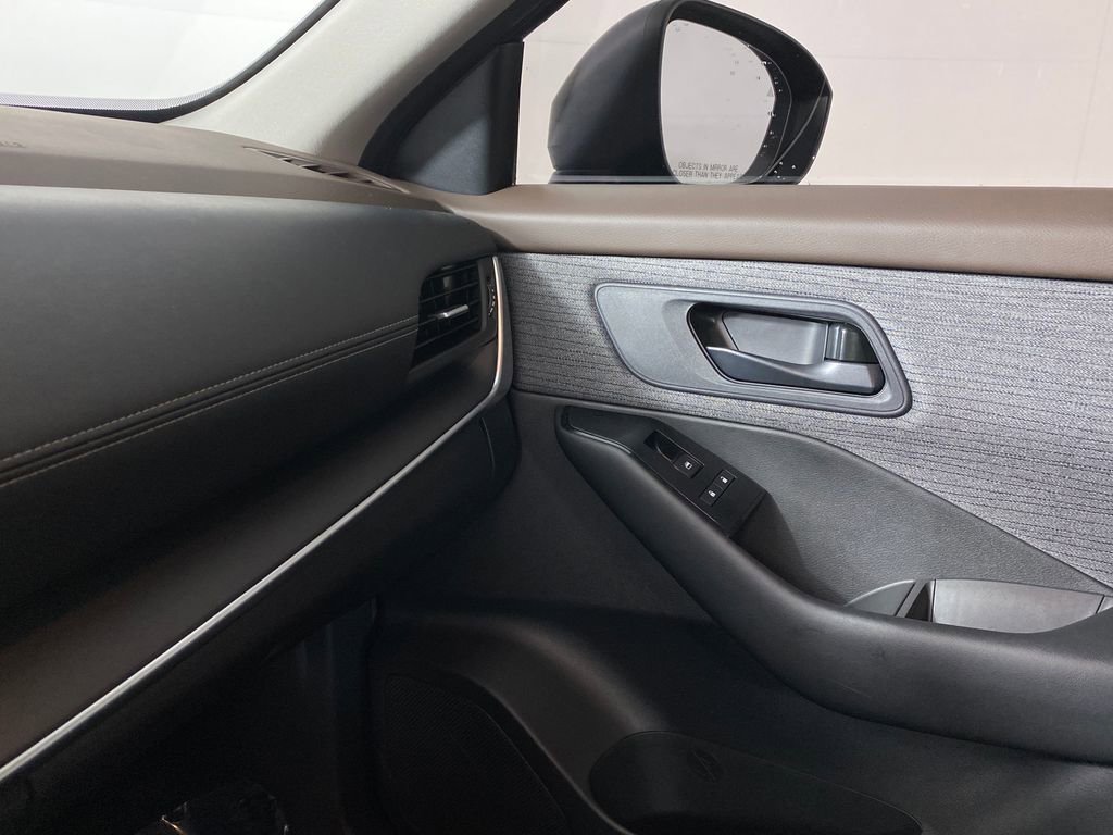 Used 2023 Nissan Rogue S image 22