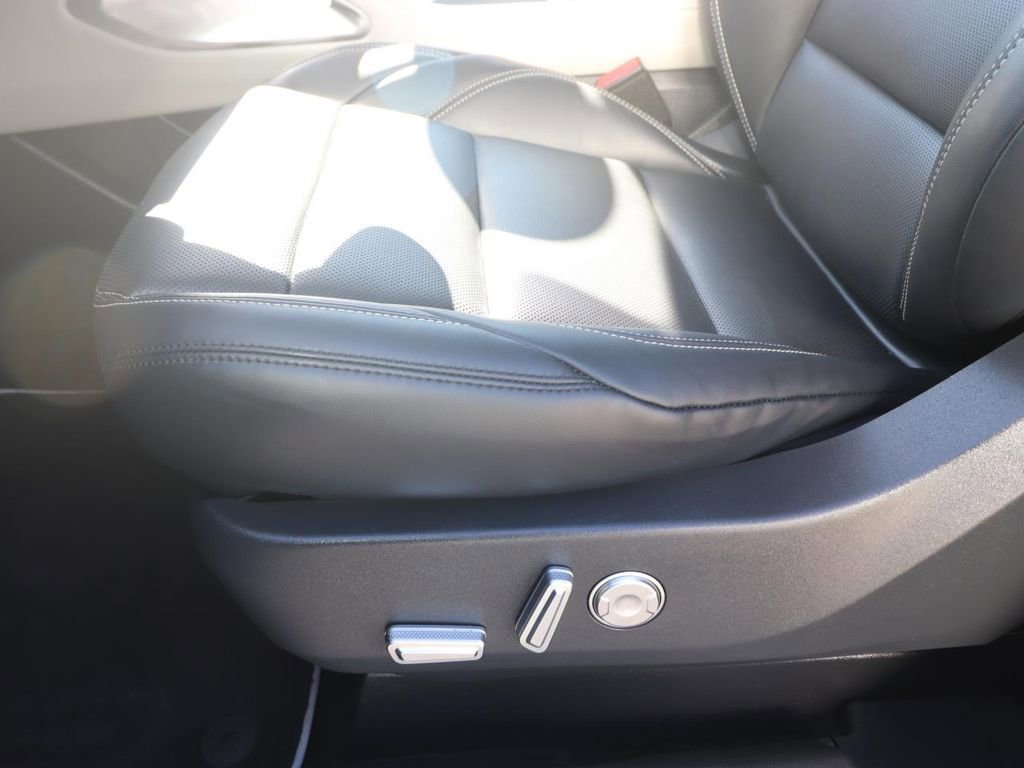 Used 2025 Lincoln Nautilus Premier image 17