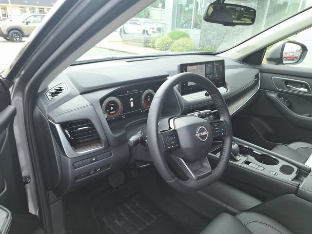 Used 2025 Nissan Rogue Platinum FWD image 10