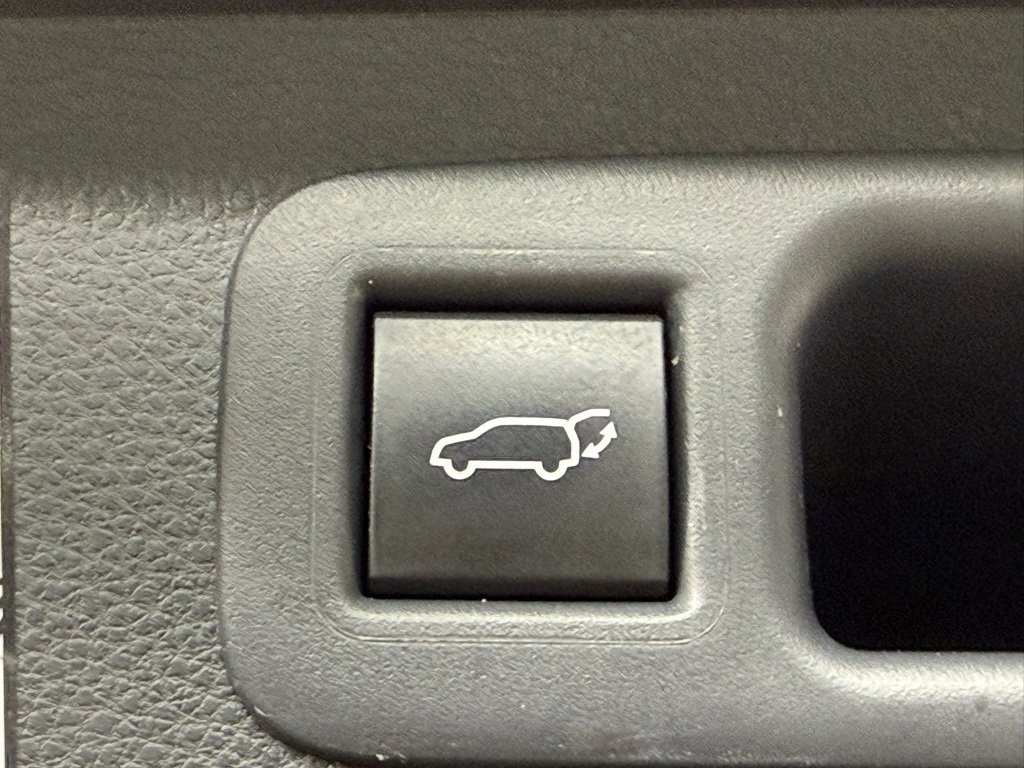 Used 2024 Toyota Highlander LE image 12