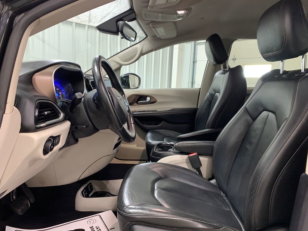 Used 2017 Chrysler Pacifica Touring-L w/ Tire & Wheel Group image 16