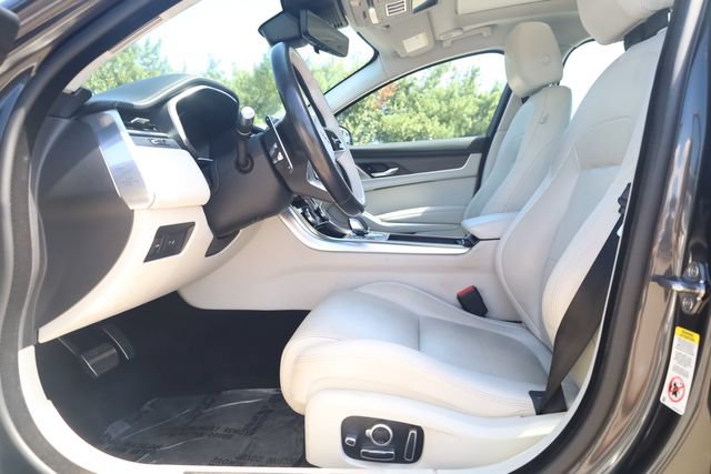 Used 2022 Jaguar XF SE RWD image 18