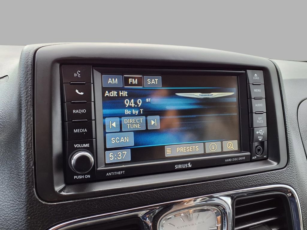 Used 2014 Chrysler Town & Country Touring image 5