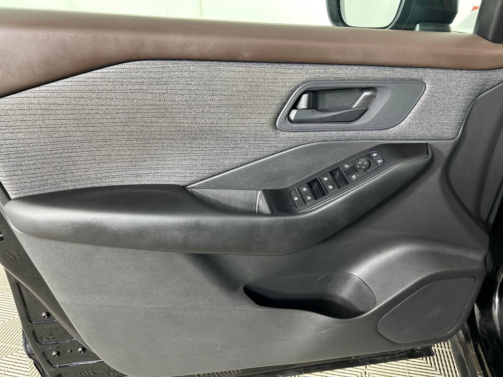 Used 2023 Nissan Rogue S image 11