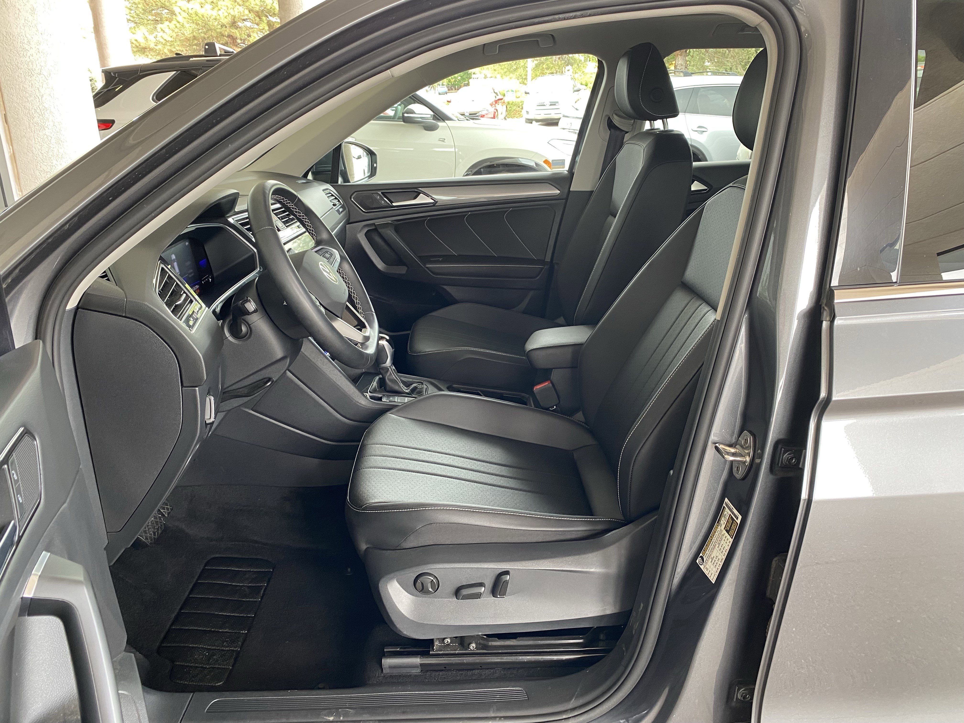 Used 2022 Volkswagen Tiguan SE w/ Panoramic Sunroof Package image 26
