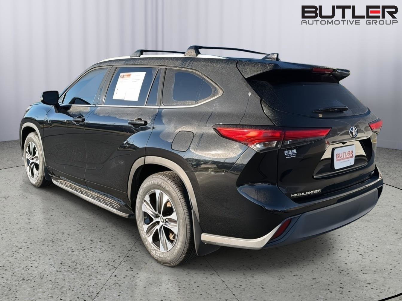 Used 2022 Toyota Highlander XLE FWD image 3